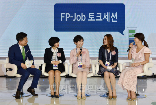 교보생명이 진행한 '고객보장대상' 시상식에 참여한 재무설계사(FP)들이 노하우를 공유하고 있다. 교보생명 제공.